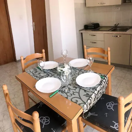Ana טרוגיר